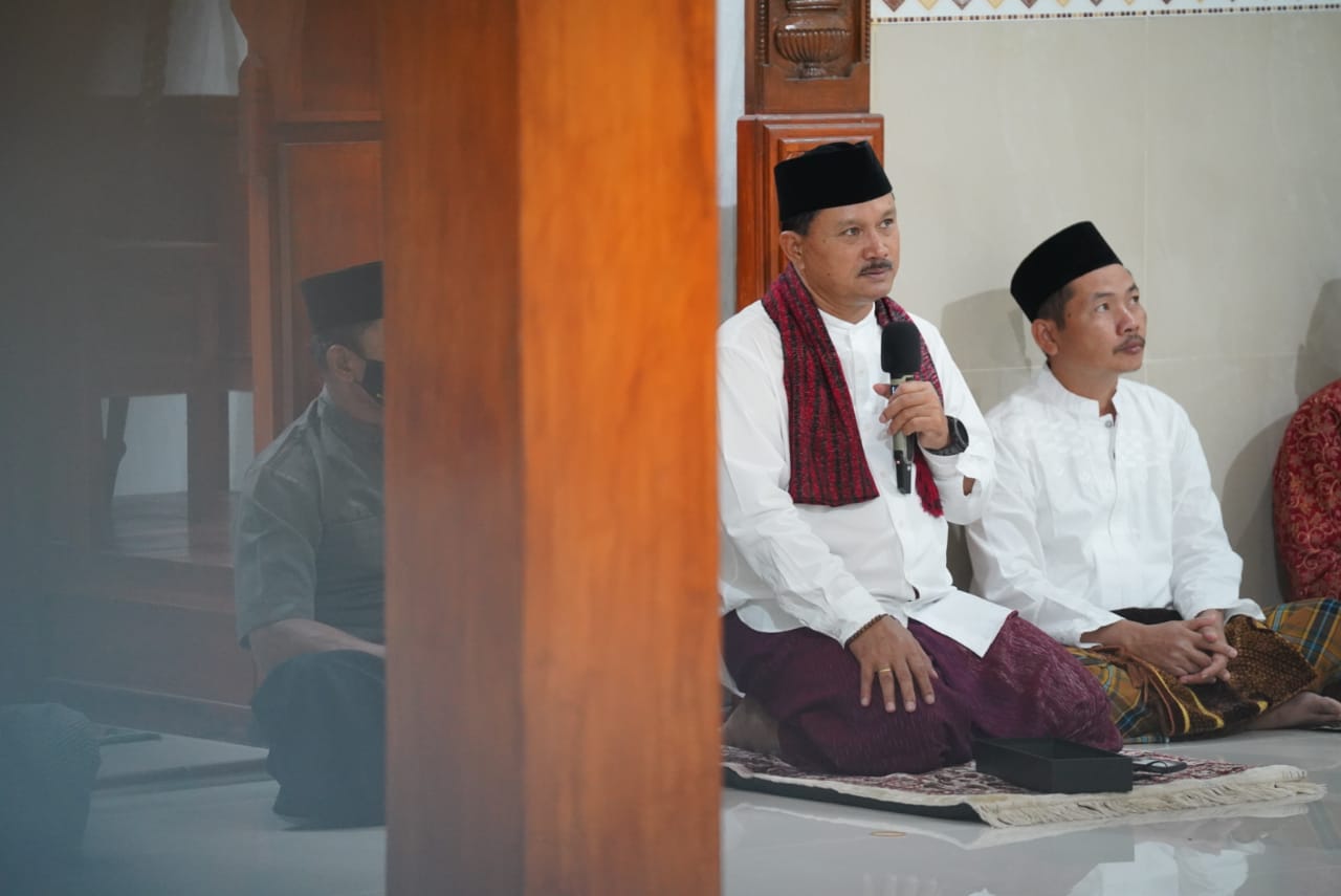 Foto 9 dari 10: Salat Isya di Masjid Al Mubarok, Wali Kota Bagikan Bibit Tanaman untuk Kemandirian Pangan