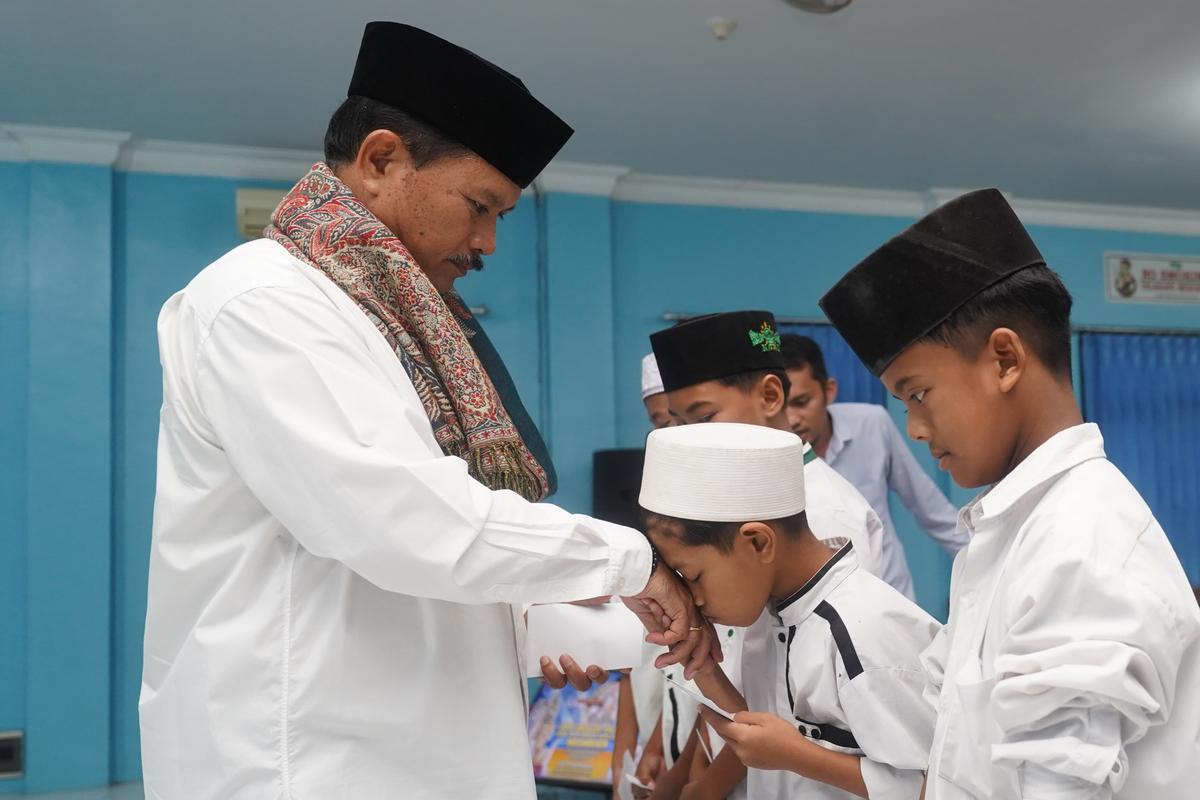 Foto 8 dari 9: Hadiri Pembinaan Pegawai PDAM Dan Buka Bersama Yatim Piatu, Wali Kota Pesan Tingkatkan Pahala Selama Ramadan