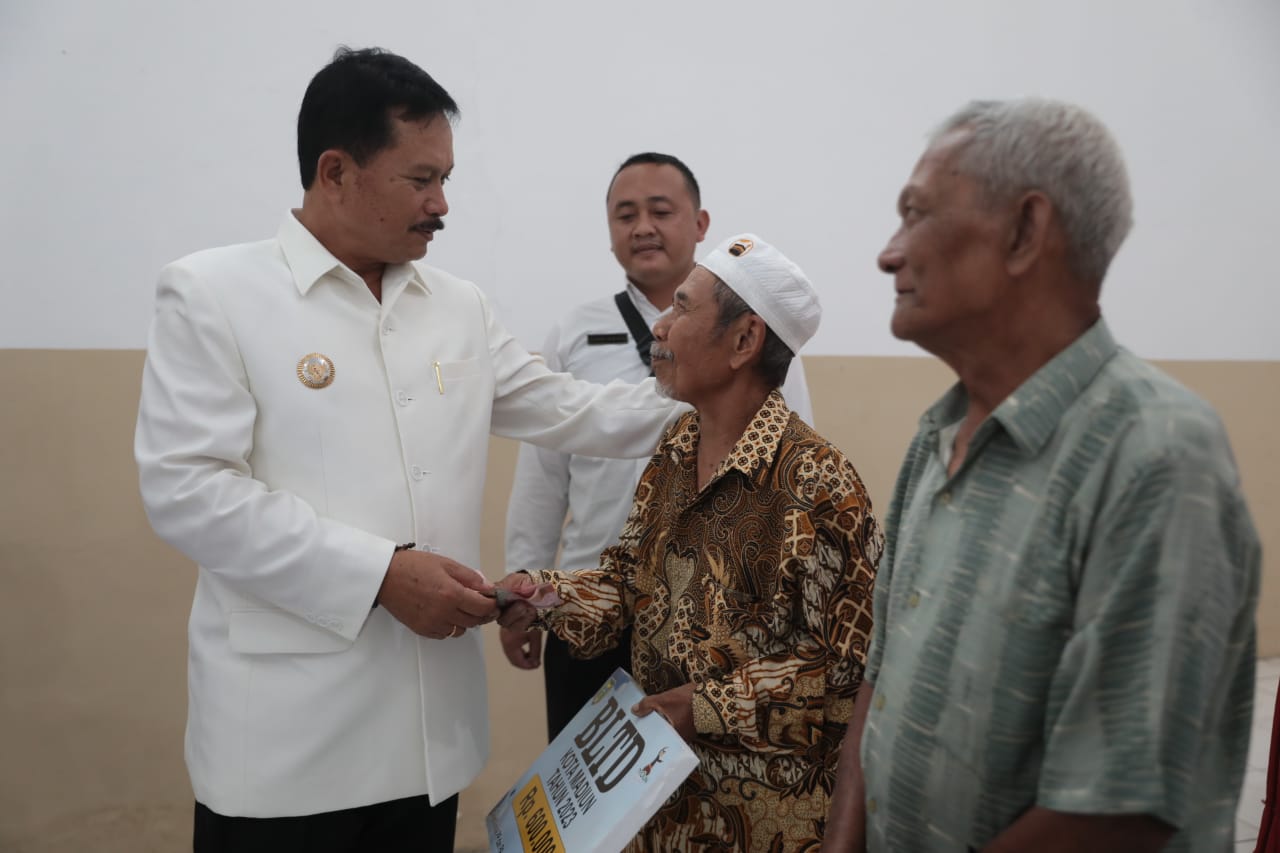 Foto 7 dari 7: Tinjau Penyaluran BLTD di Demangan, Wali Kota: Salah Satu Upaya Menekan Angka Kemiskinan