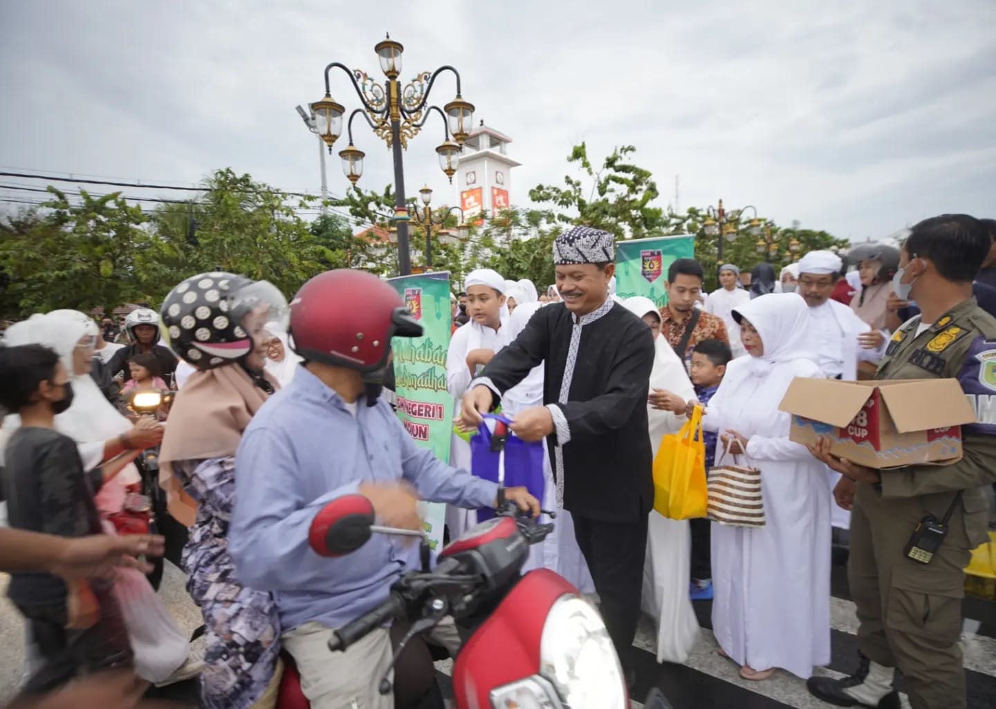 Foto utama berita: Bagi Takjil Dengan UMKM Dan SMPN 1, Wali Kota : Ajang Pelajaran Peduli Sesama