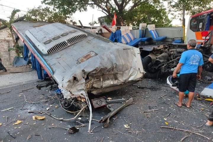 Foto 1 dari 2: Dua Bus Beradu Moncong di Ngawi, Empat Tewas, 14 Luka-luka