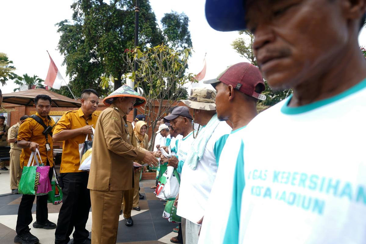Foto 5 dari 9: Apel Peringatan Hari Peduli Sampah Nasional, Wali Kota: Petugas Sampah Itu Pahlawan Lingkungan