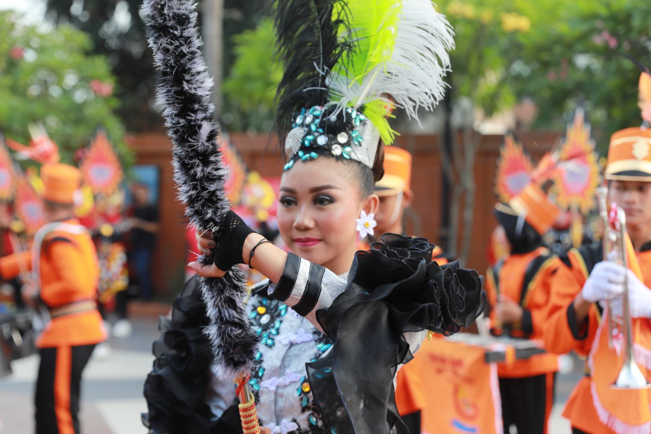 Foto 2 dari 11: Tampil Memukau, Drumband SMPN 11 dan Paskib SMKN 2 Madiun Unjuk Gigi di Parade Senja
