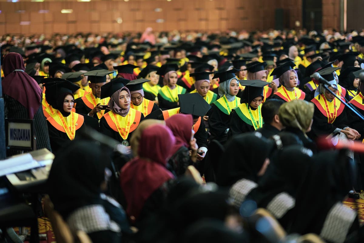 Foto 5 dari 9: Hadiri Wisuda Stikes Bhakti Husada Mulia, Wali Kota Harap Ilmunya Bermanfaat