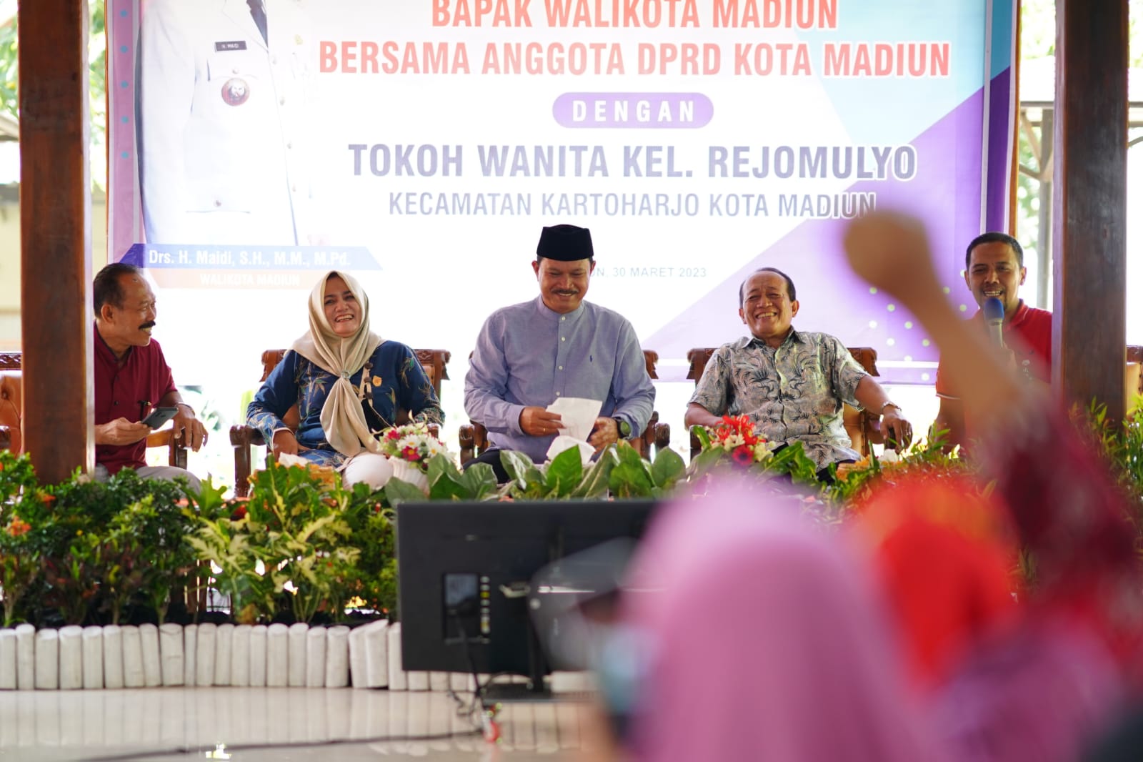 Foto 11 dari 14: Hadiri Pertemuan Dengan DPRD Bersama Warga, Wali Kota Beberkan Upaya Peningkatan Pendidikan