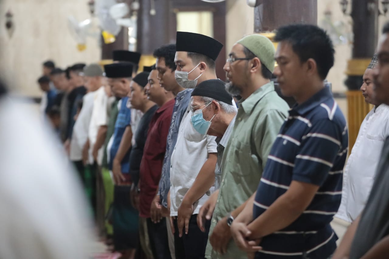 Foto 4 dari 5: Sambut Fenomena Alam, Warga Kota Madiun Gelar Salat Gerhana