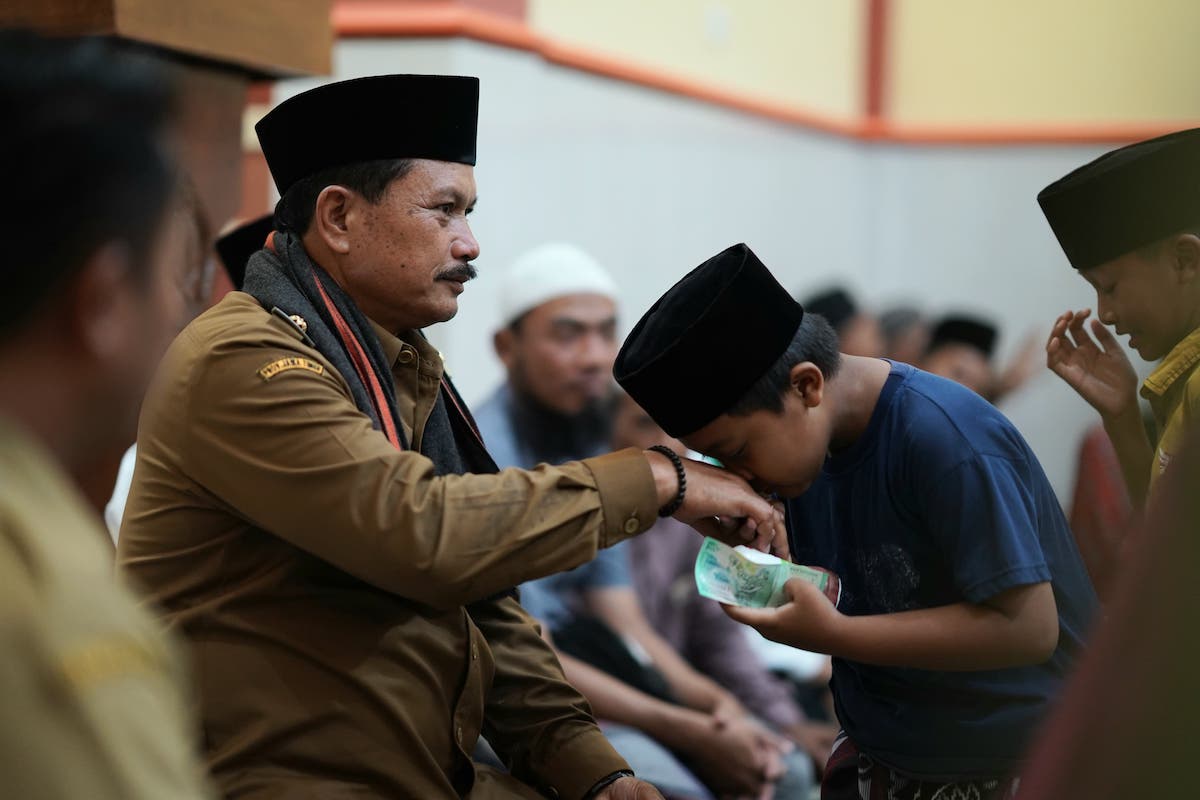 Foto 6 dari 9: Shalat Magrib di Masjid Diniyah Nurul Iman, Wali Kota Beri Santunan Hingga Sosialisasikan Pembangunan