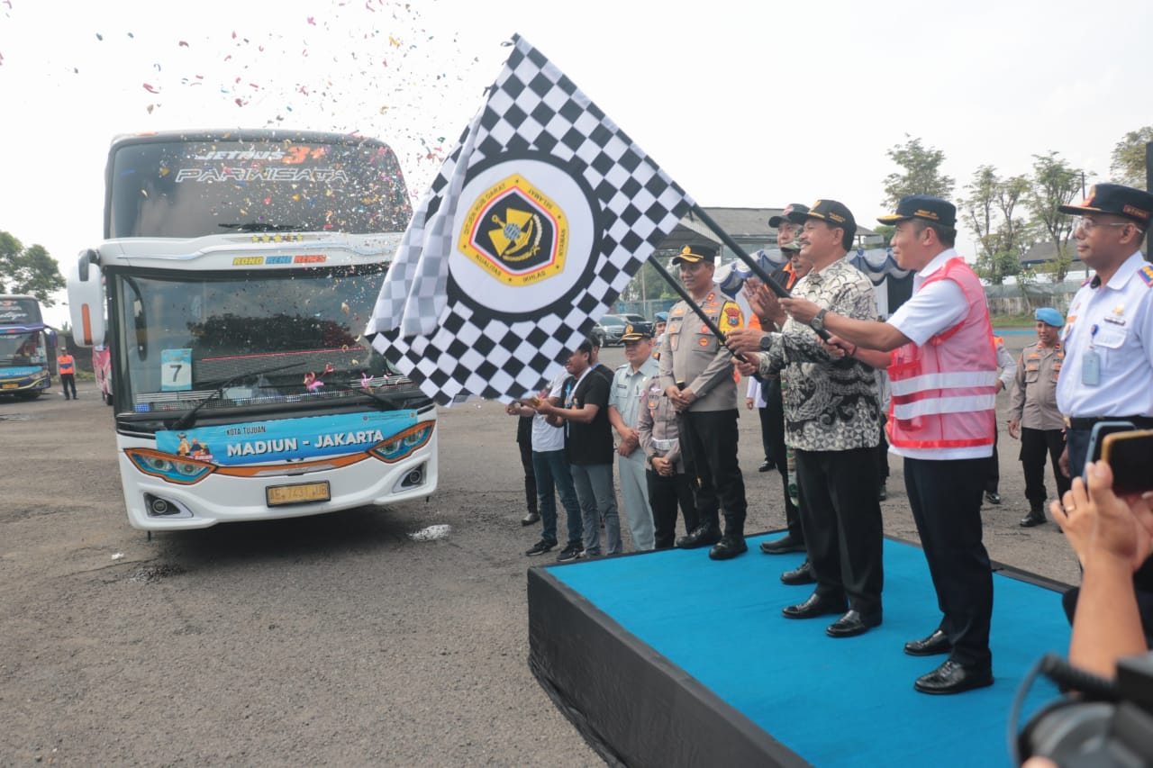 Foto 1 dari 10: Berangkatkan Balik Gratis, Wali Kota: Lebaran Jadi Aman, Berkesan, dan Nyaman