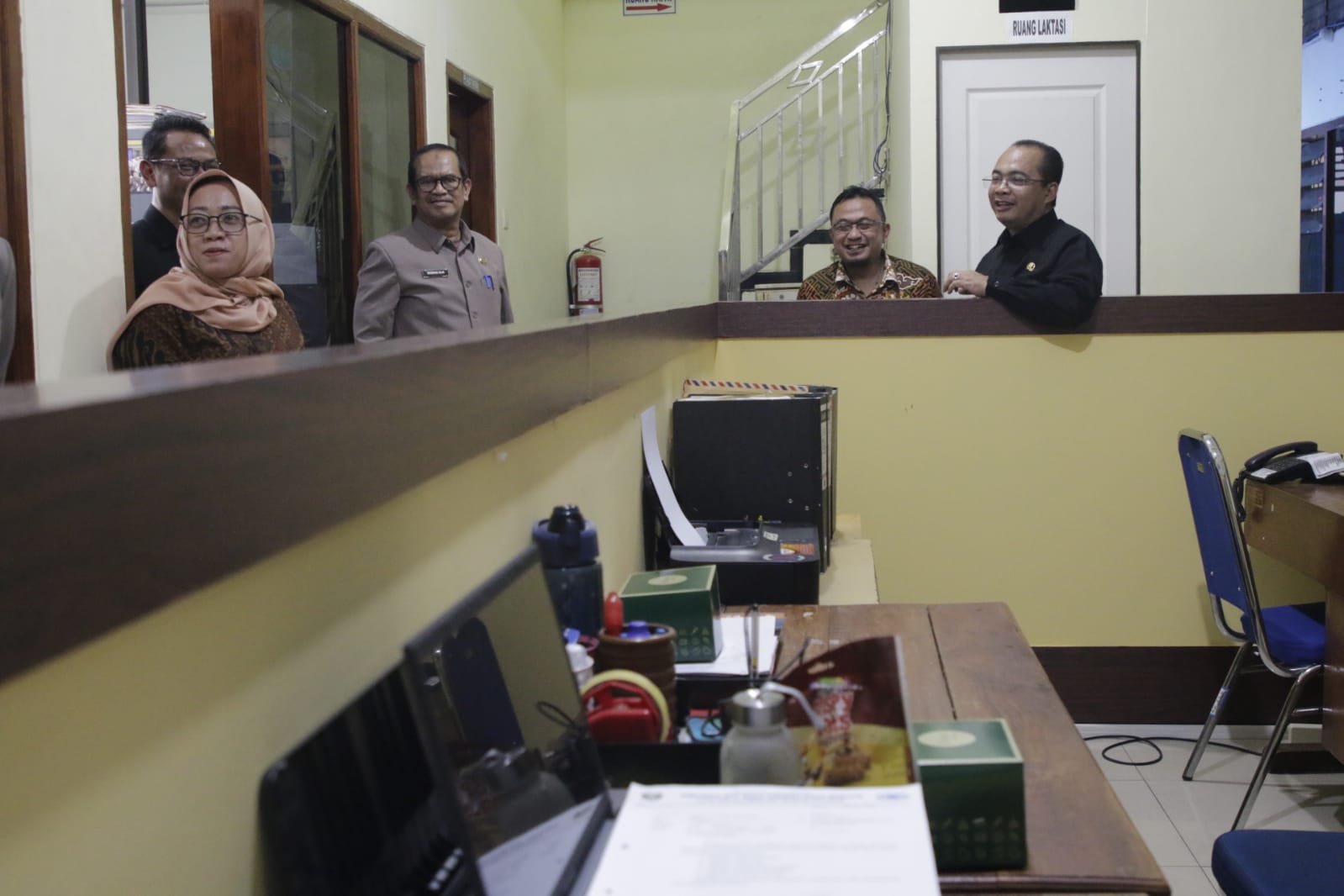 Foto 8 dari 17: Kunjungan Kantor Perumda BPR Bank Daerah Kota Madiun, Pj Wali Kota Apresiasi Kinerja Dan Dorong Inovasi Untuk Tingkatkan Performa Pegawai