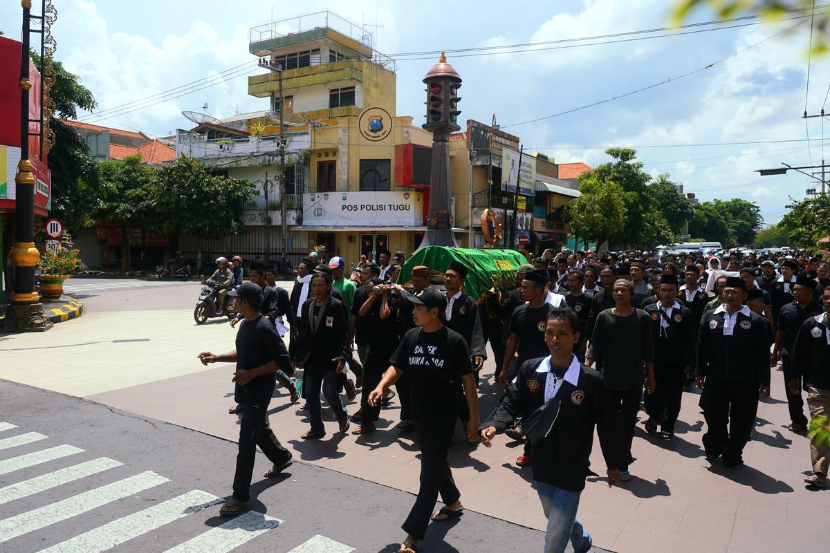 Foto 5 dari 9: Guru Besar Persaudaraan Rasa Tunggal Berpulang, Wali Kota Turut Mengantarkan Sampai Peristirahatan Terakhir