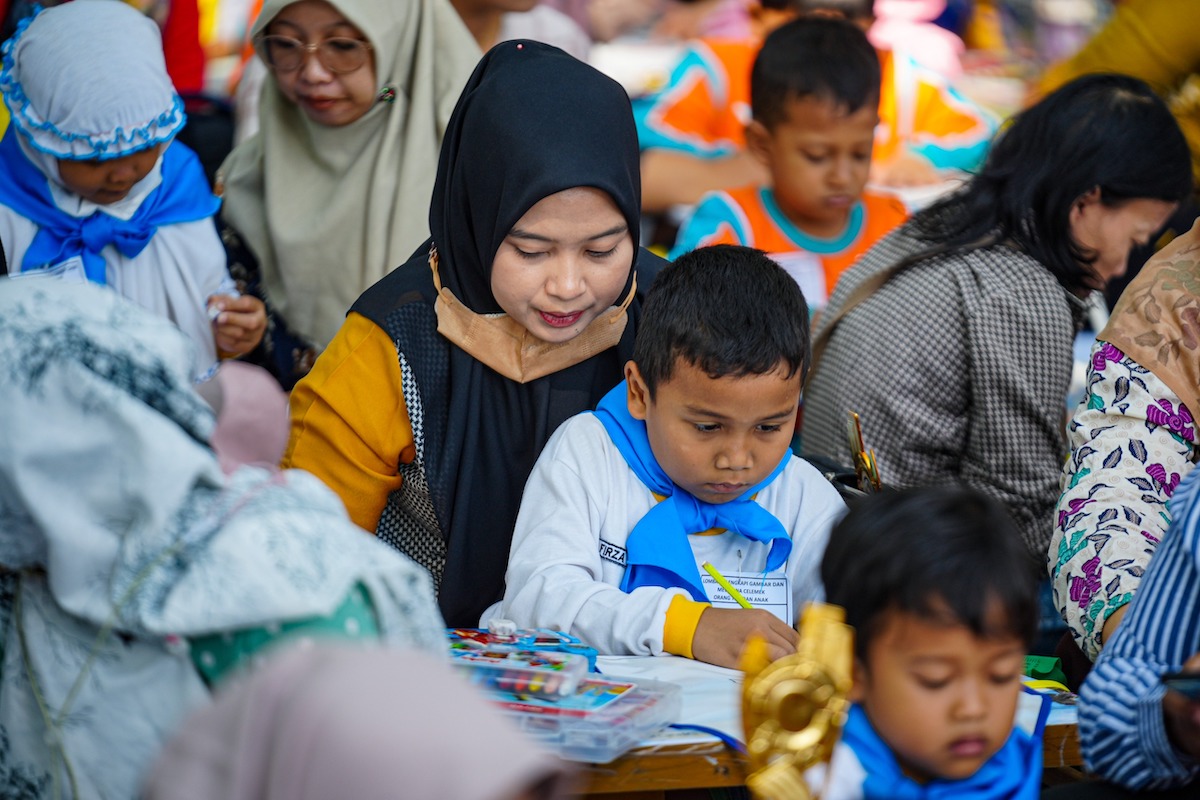 Foto 3 dari 9: Asiknya Selesaikan Lomba Bareng Bunda