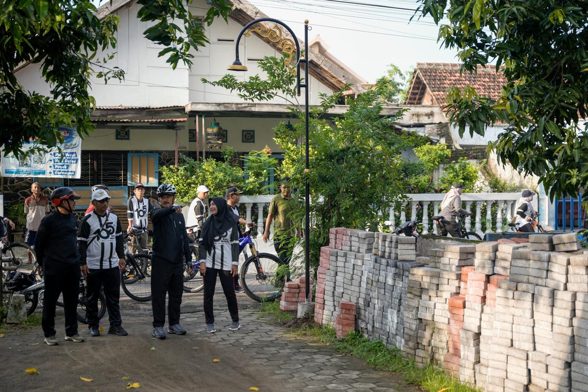 Foto 1 dari 8: Gowes Jumat Sehat, Wali Kota Cek Pavingisasi, Tinjau Masyarakat, Serta Beri Arahan Pejabat