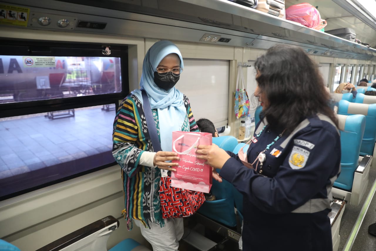 Foto 3 dari 8: Pastikan Penumpang Aman, Daop 7 Madiun Antisipasi Pelecehan Seksual Di Stasiun Dan KA