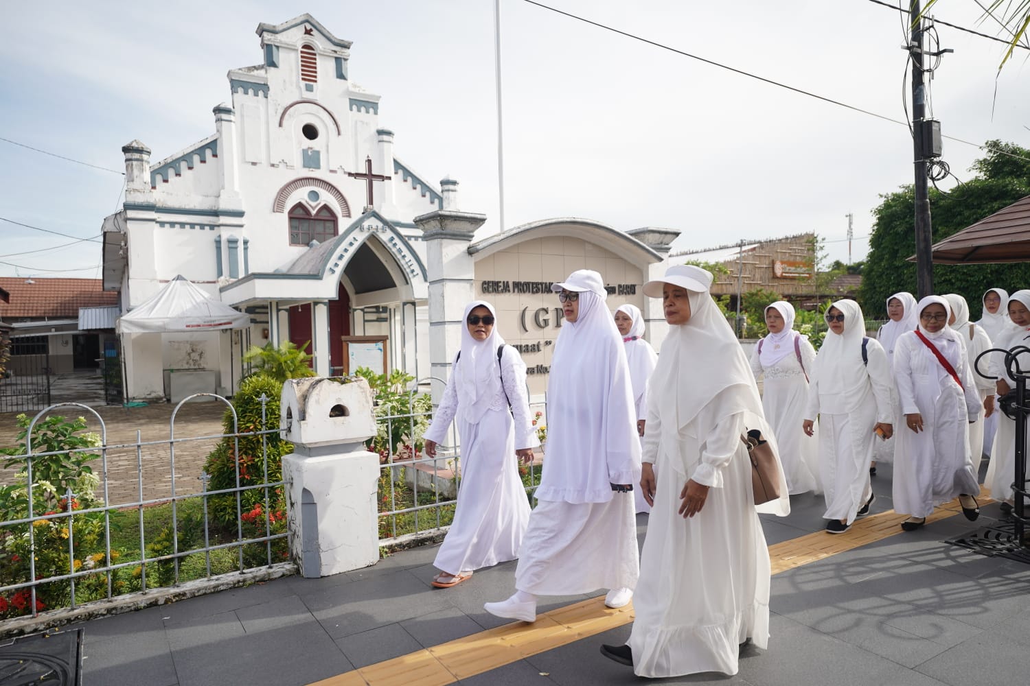 Foto 9 dari 10: Tak Hanya Anak Sekolah, Kasek, Guru, dan Pengawas Juga Laksanakan Manasik Umrah