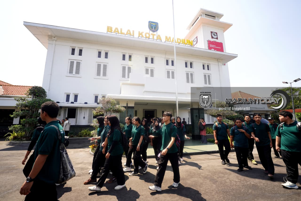 Foto 12 dari 13: Wisata Heritage Jadi Ruang Belajar, Sejarah Kota Madiun Dikenalkan Langsung di Lapangan