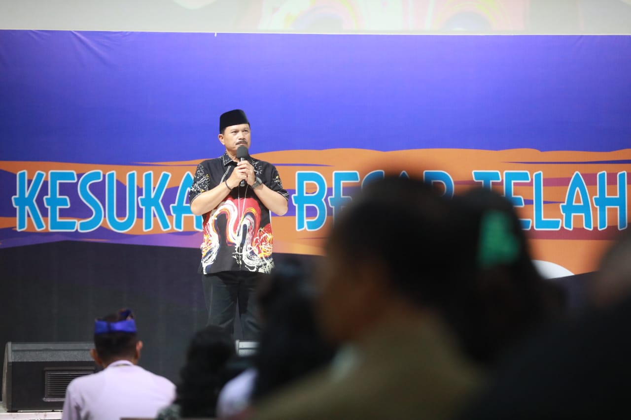 Foto 7 dari 21: Hadiri Misa Perayaan Natal, Wali Kota Dr. Maidi Harap Kebahagiaan dan Kesejahteraan Dirasakan Semua