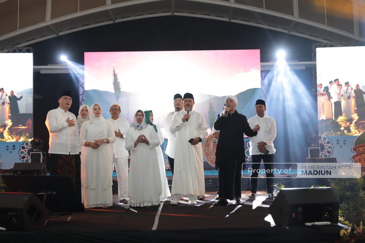 Foto 4 dari 17: Sosialisasi Ketentuan Cukai melalui Musik Religi, Pemkot Hadirkan Opick, Sekaligus Peringatan Hari Santri