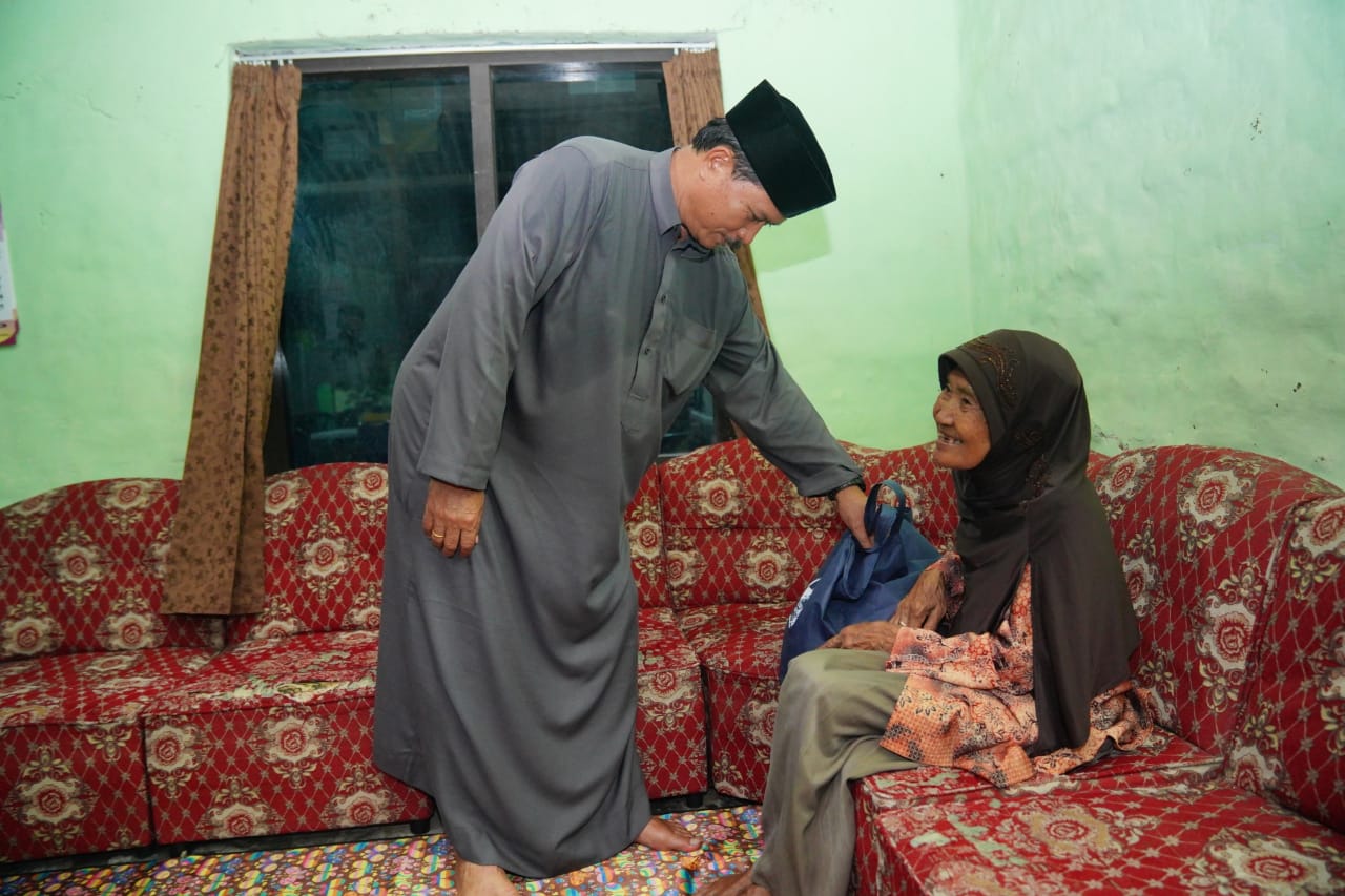 Foto 8 dari 14: Gelar Kegiatan Bersama Warga, Wali Kota Sampaikan Santunan Untuk Warga