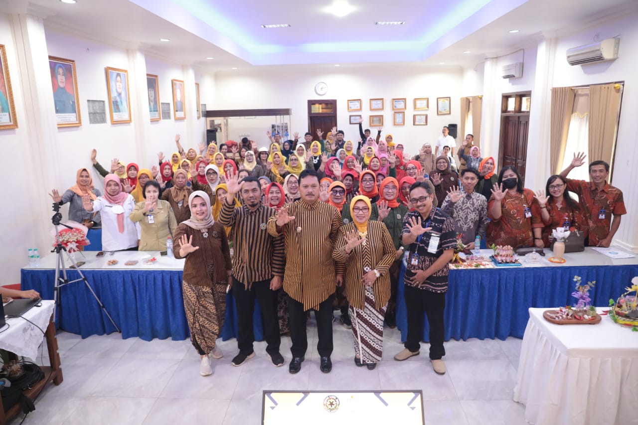 Foto 10 dari 13: Hadiri Pelatihan Produksi Permen Pecel, Wali Kota: Inovasi Baru Seperti Ini Harus Terus Dimunculkan
