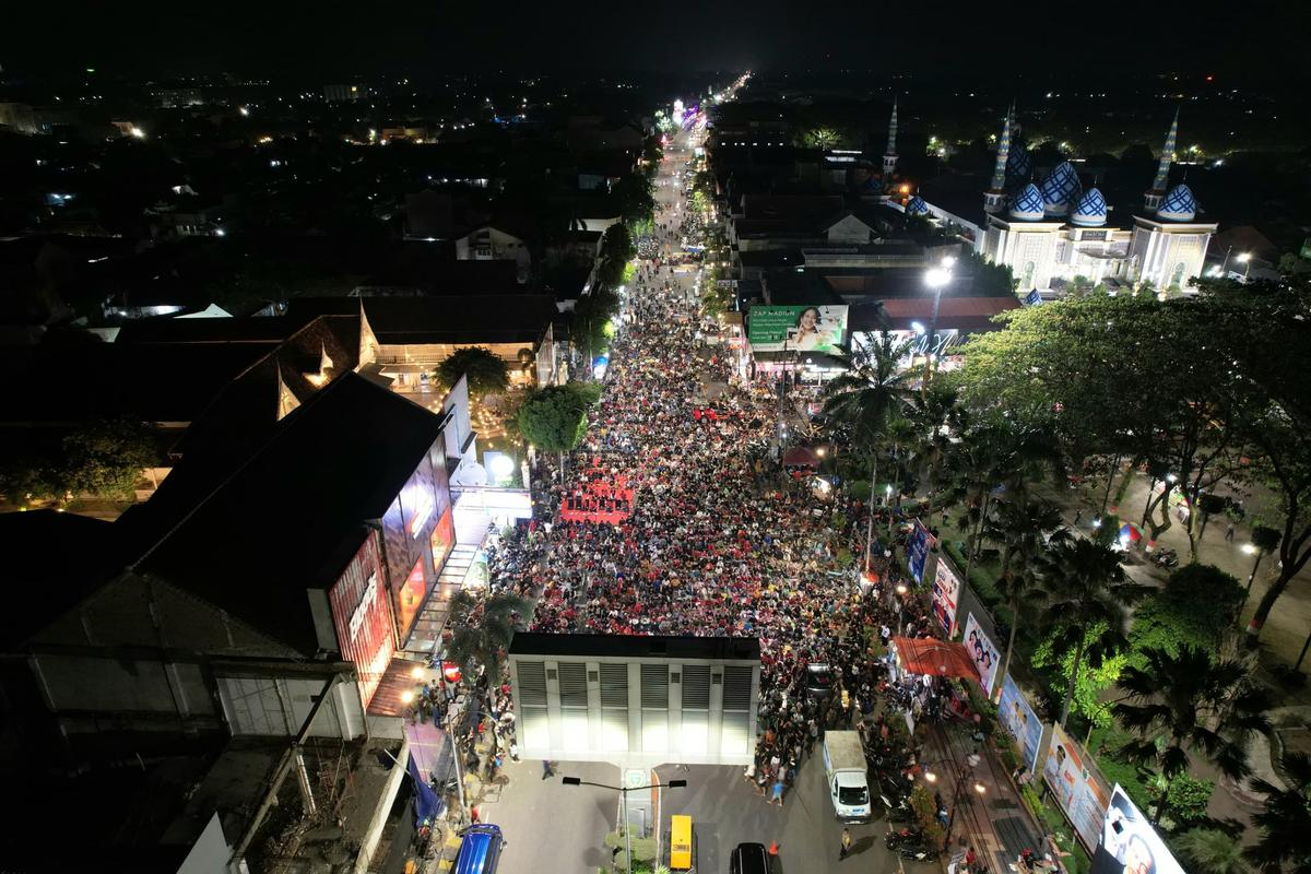 Foto 1 dari 9: Lagi, Pemkot Gelar Nobar Berhadiah, Pj Wali Kota: Ini Wujud Nasionalisme Kita Semua