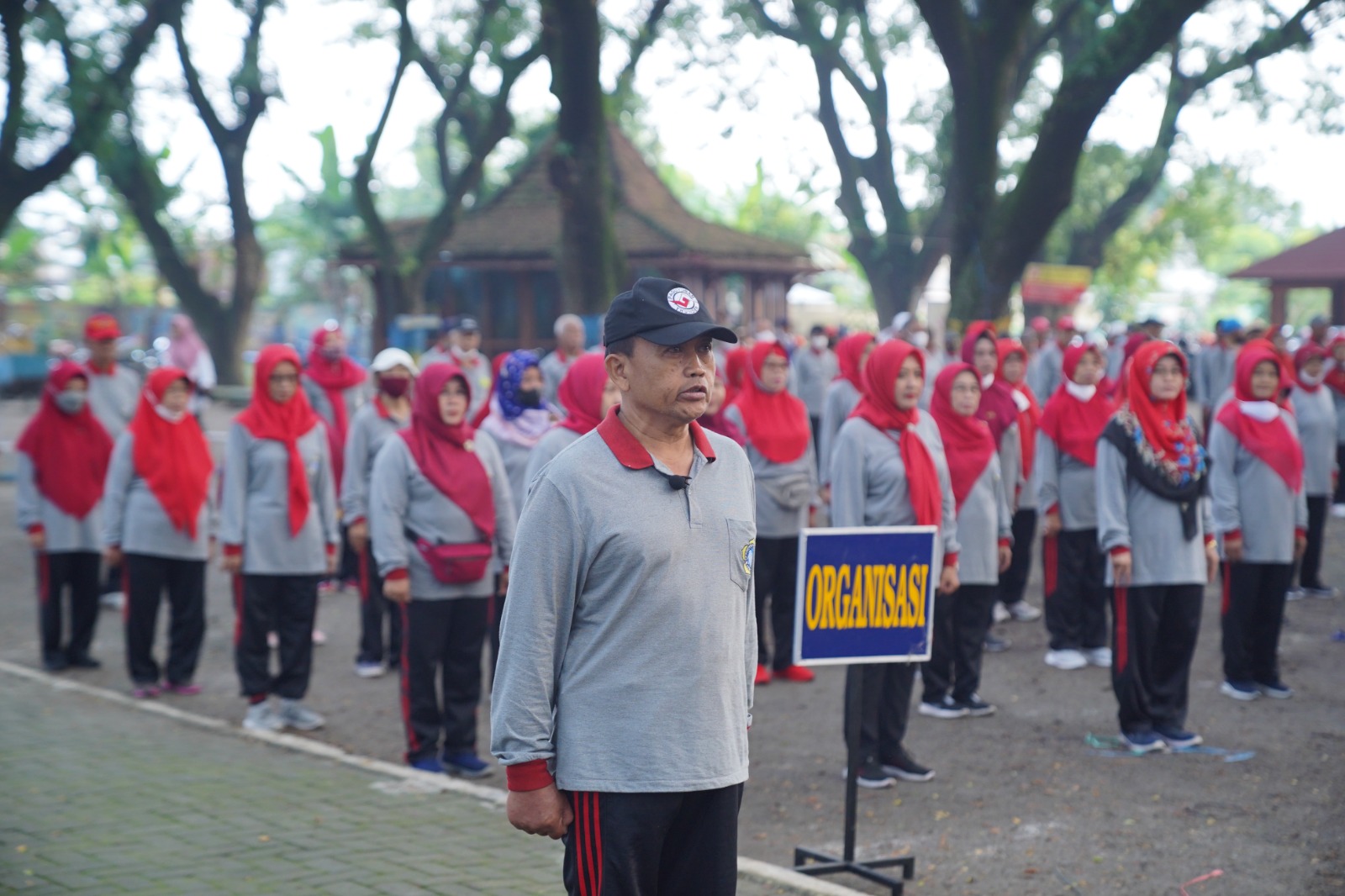 Foto 6 dari 10: Gelar Senam Lansia, Wali Kota Sosialisasikan Program Laptop Gratis