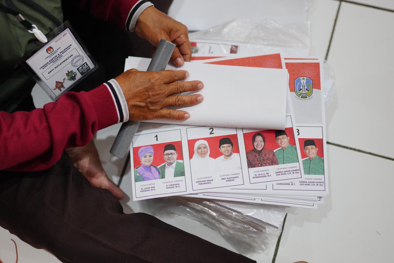 Foto 4 dari 4: Surat Suara Pilgub Sudah Tiba, KPU Kota Madiun Langsung Gelar Sortir Lipat Hitung