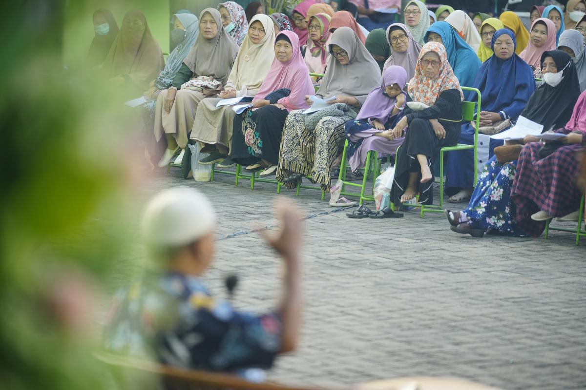 Foto 7 dari 8: Hadiri Pengajian Ahad Rutin, Wali Kota Ajak Jamaah Do'akan Kesejahteraan Kota