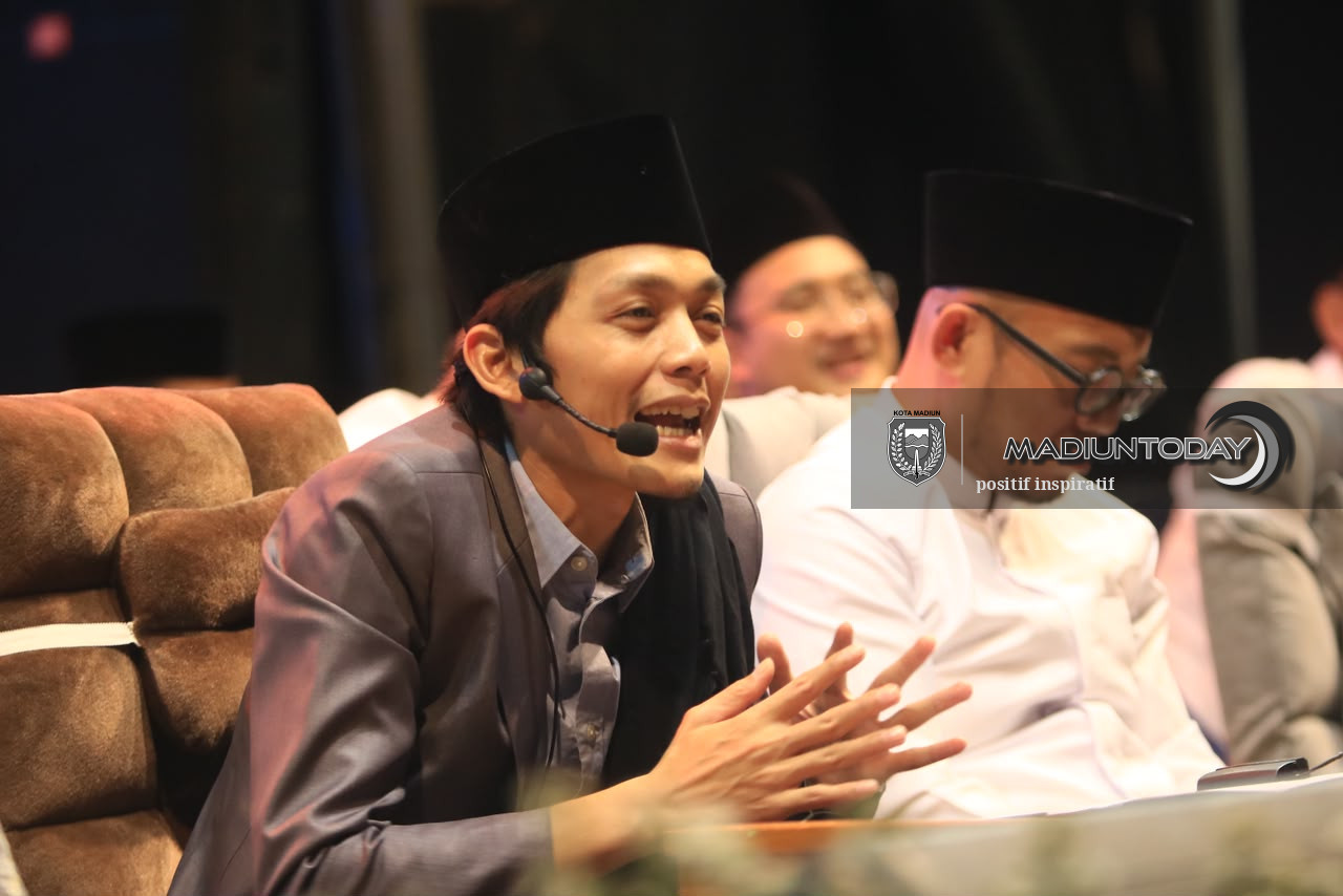Foto 11 dari 29: Belasan Ribu Jamaah Larut dalam Pengajian Gus Iqdam, Pesan Amanah Menggema di Stadion Wilis