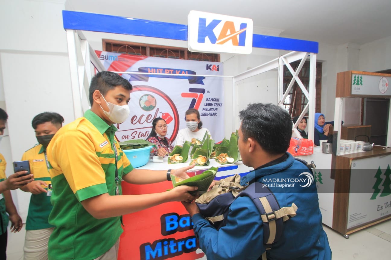 Foto 2 dari 3: Berbagi Kebahagiaan, KAI Sediakan Nasi Pecel Gratis Bagi Pelanggan