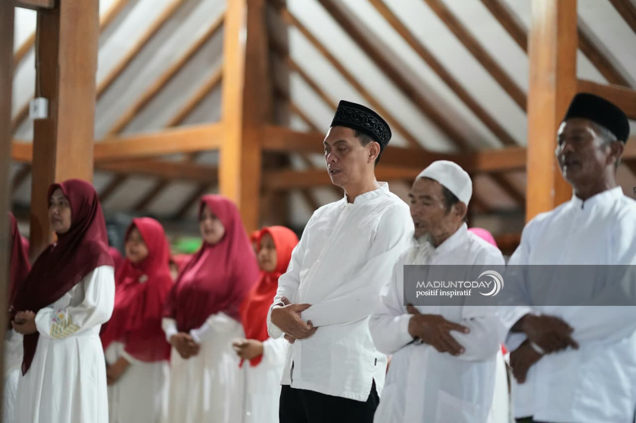 Foto 18 dari 33: Kesenian Klasik Gembrungan Hidupkan Malam Manggulan Grebeg Maulud Kota Pendekar
