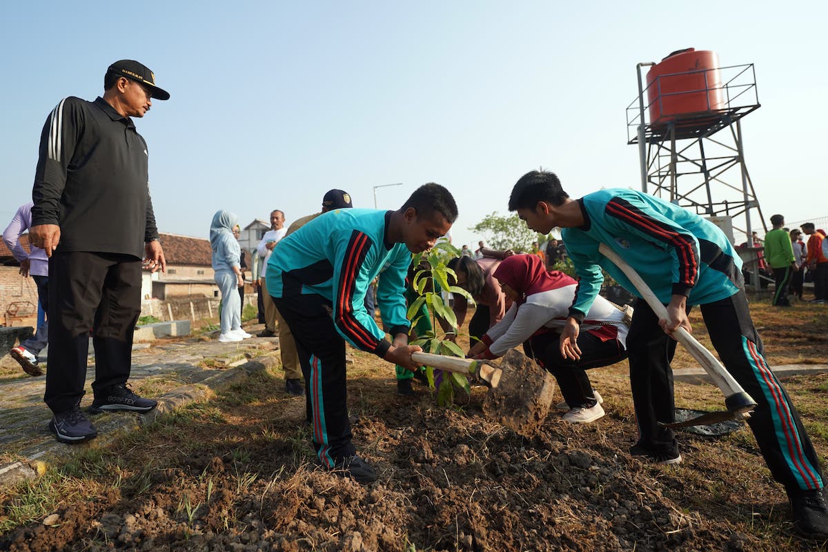 Foto 10 dari 10: Jaga Lingkungan Tetap Asri, Ratusan Pelajar di Kota Madiun Tanam Bibit Pohon