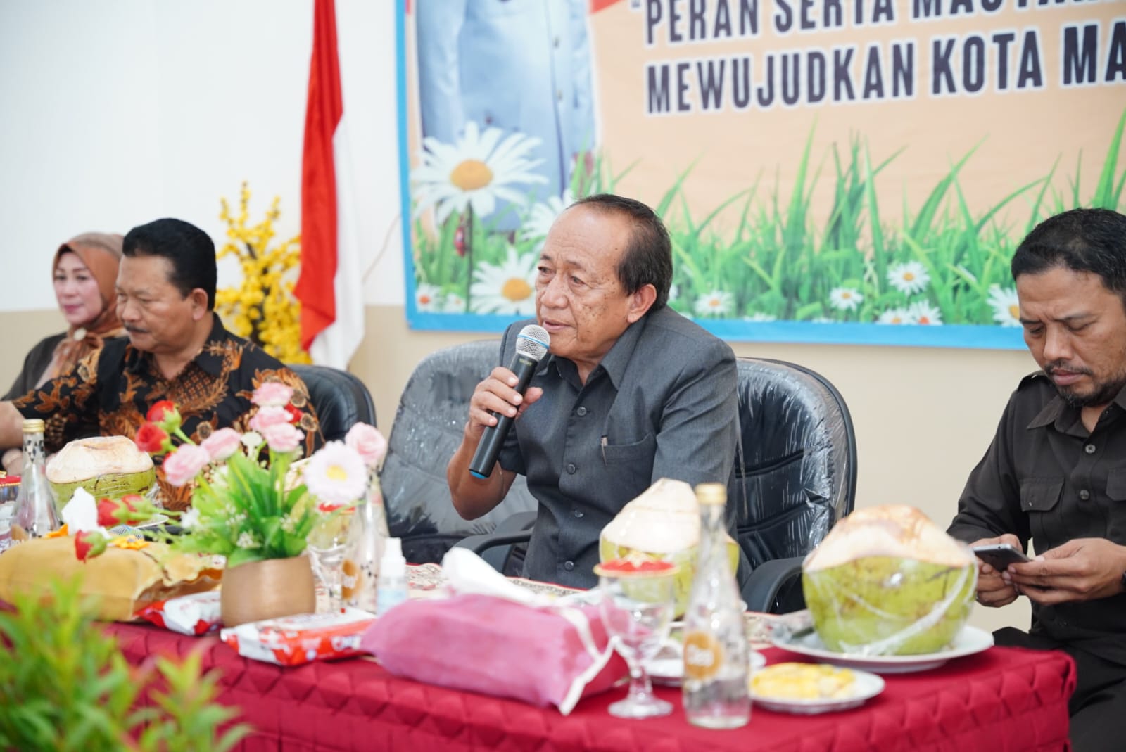 Foto 2 dari 8: Sambang Warga Demangan, Wali Kota Paparkan Upaya Pembangunan Kota