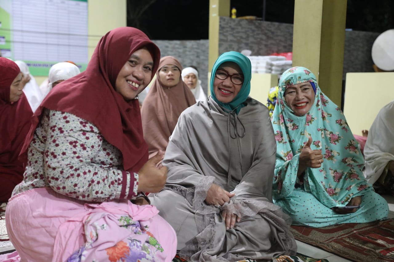 Foto 7 dari 11: Tarawih di Masjid Al-Fitri, Wali Kota Ajak Jamaah Perbanyak Ibadah di Bulan Suci