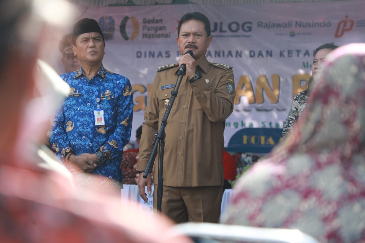 Foto 10 dari 11: Buka GPM Di Stadion, Wali Kota Pastikan Masyarakat Mudah Dapatkan Sembako Murah
