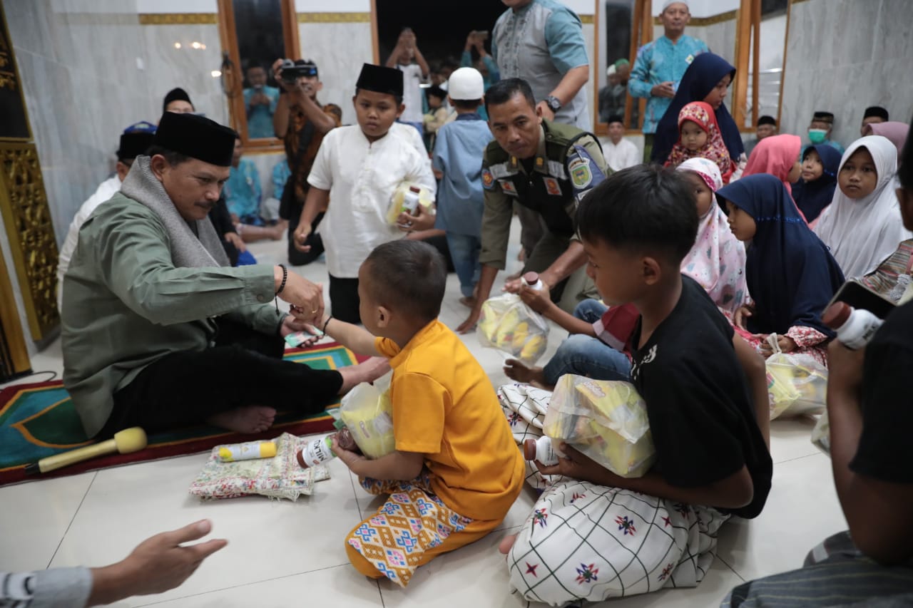 Foto 4 dari 11: Salat Isya di Masjid Al-A’raaf Janursari Kelurahan Manisrejo, Wali Kota Salurkan Bantuan Sekaligus Sampaikan Progres Pembangunan