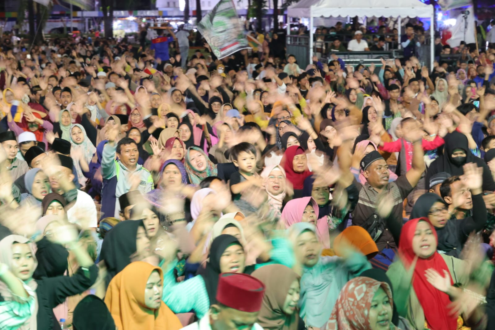 Foto 17 dari 19: Agungkan Nabi Muhammad Dalam Madiun Bersholawat