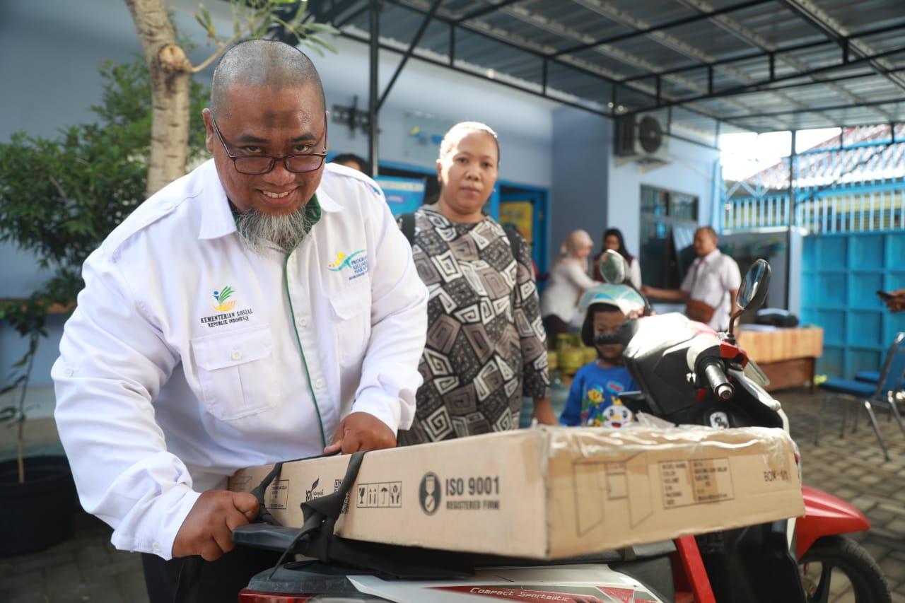 Foto 6 dari 6: Kemensos Salurkan Bantuan Bagi KPM PKH Graduasi
