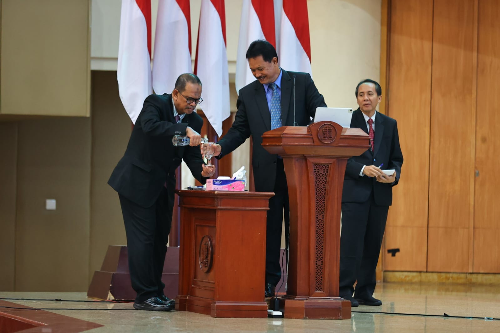 Foto 8 dari 9: Lulus Dengan Predikat Sangat Memuaskan, Wali Kota Maidi Resmi Sandang Gelar Doktor Pertama Dari UT