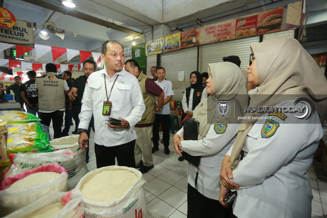 Foto 1 dari 10: Stok SPHP Aman, Bapanas Sidak Ketersediaan dan Harga Beras di Pasar Besar Madiun