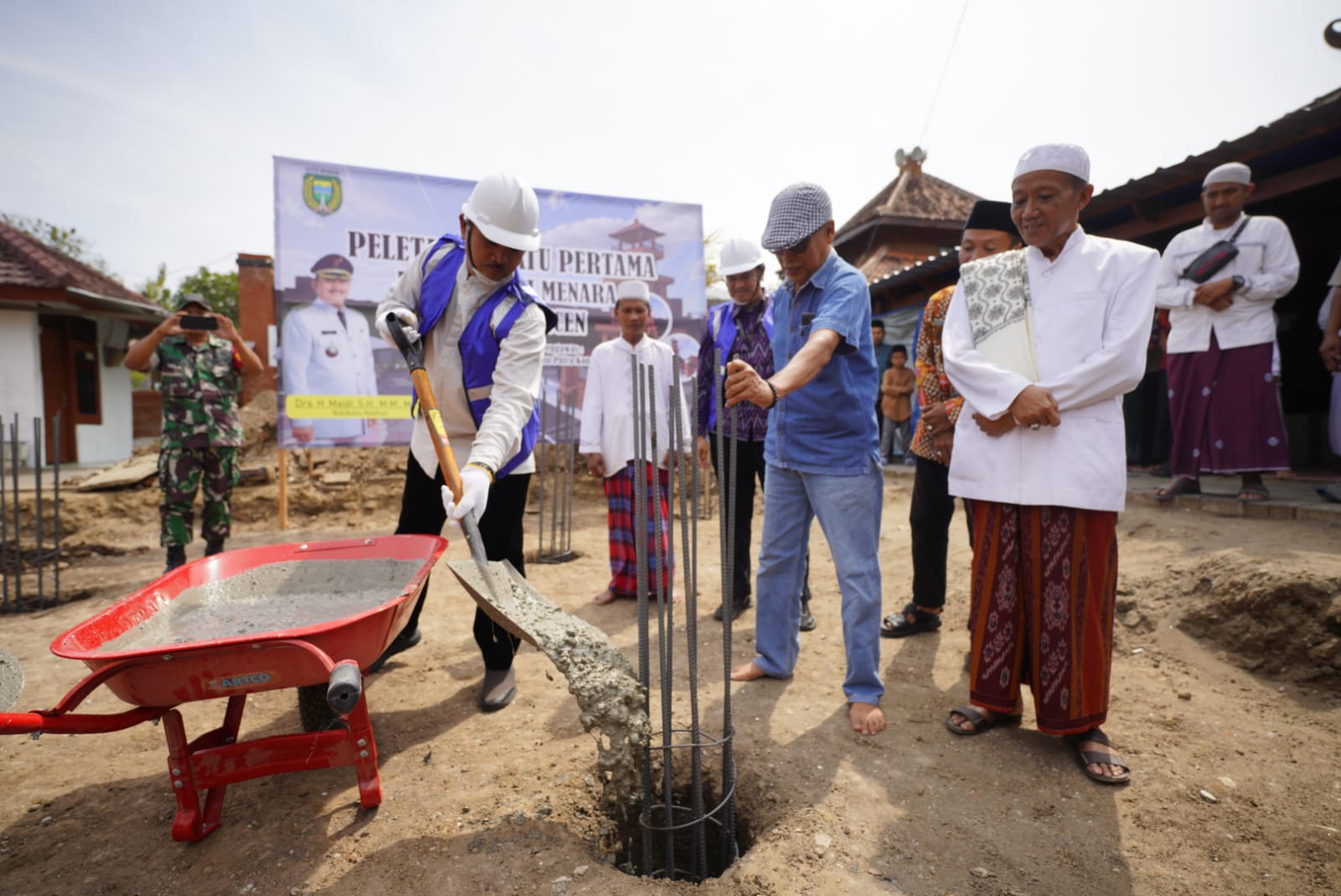Foto 1 dari 5: Salat Jumat di Masjid Kuno Kuncen, Wali Kota Juga Lakukan Peletakan Batu Pertama Pembangunan Menara