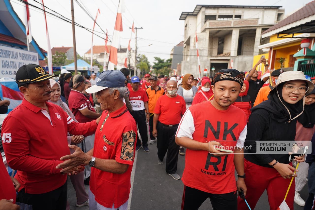 Foto 7 dari 9: Wali Kota Berangkatkan Jalan Sehat Warga