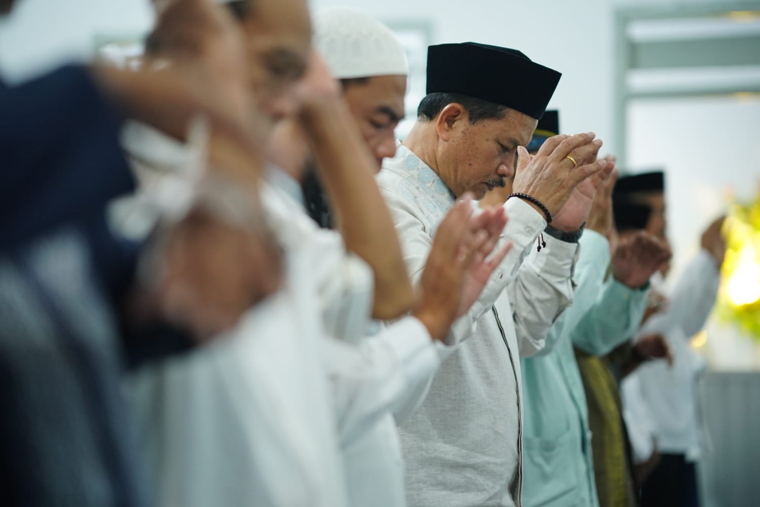 Foto 2 dari 10: Salat Isya di Masjid Miftahul Huda, Wali Kota Ajak Jamaah Bangun Nuansa Religi Jelang Puasa