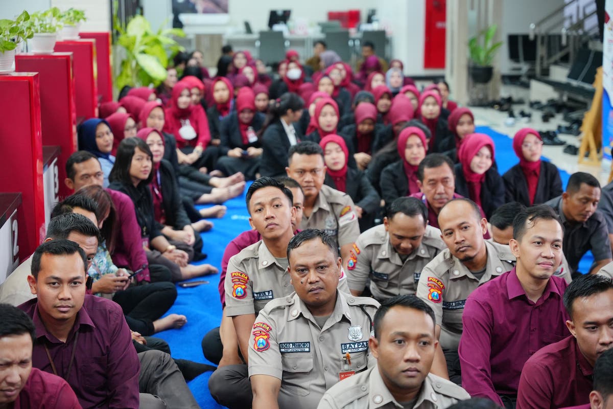 Foto 4 dari 8: Beri Motivasi Karyawan Bank Jatim, Wali Kota: Harus Mengedepankan Hasil Kerja Bukan Jam Kerja