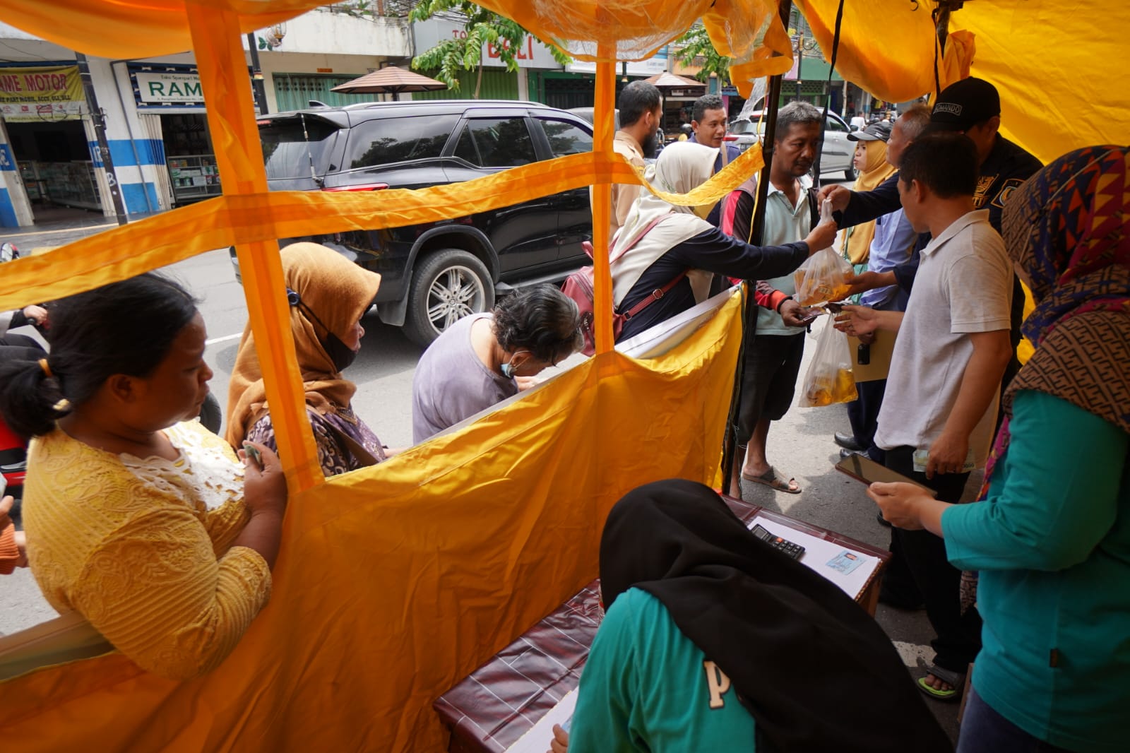 Foto 9 dari 10: Dinas Perdagangan Gandeng PPI Gelar Operasi Minyak Goreng Murah