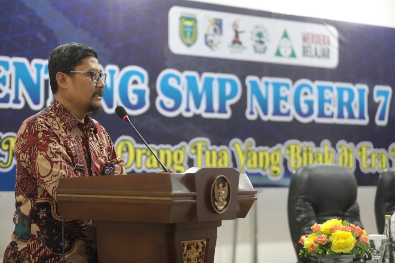 Foto 7 dari 11: Hadiri Parenting SMPN 7, Wali Kota Pesan ke Orangtua Agar Bijak di Era Digital