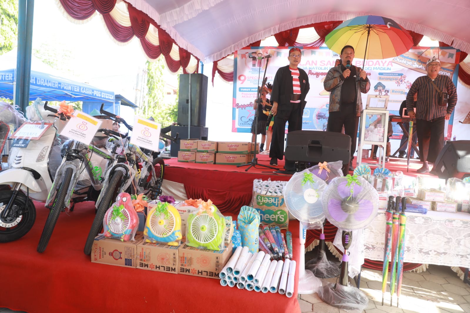 Foto 13 dari 14: Hadiri Peringatan HUT Gereja Mater Dei, Wali Kota Ikut Jalan Santai Hingga Borong Produk UMKM