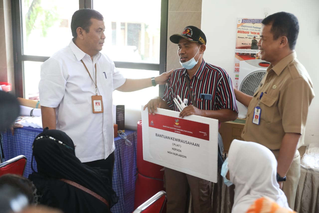 Foto 7 dari 9: Lolos Seleksi, Ratusan Warga Kota Madiun Terima Bantuan Dari Kemensos
