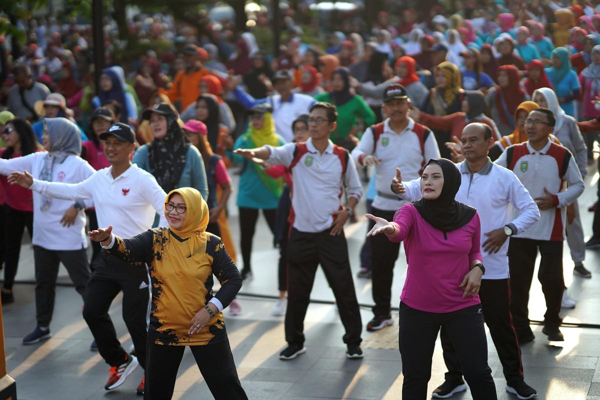 Foto 3 dari 9: Ajak Masyarakat Sehat, Wali Kota Gelar Senam Massal Di PSC