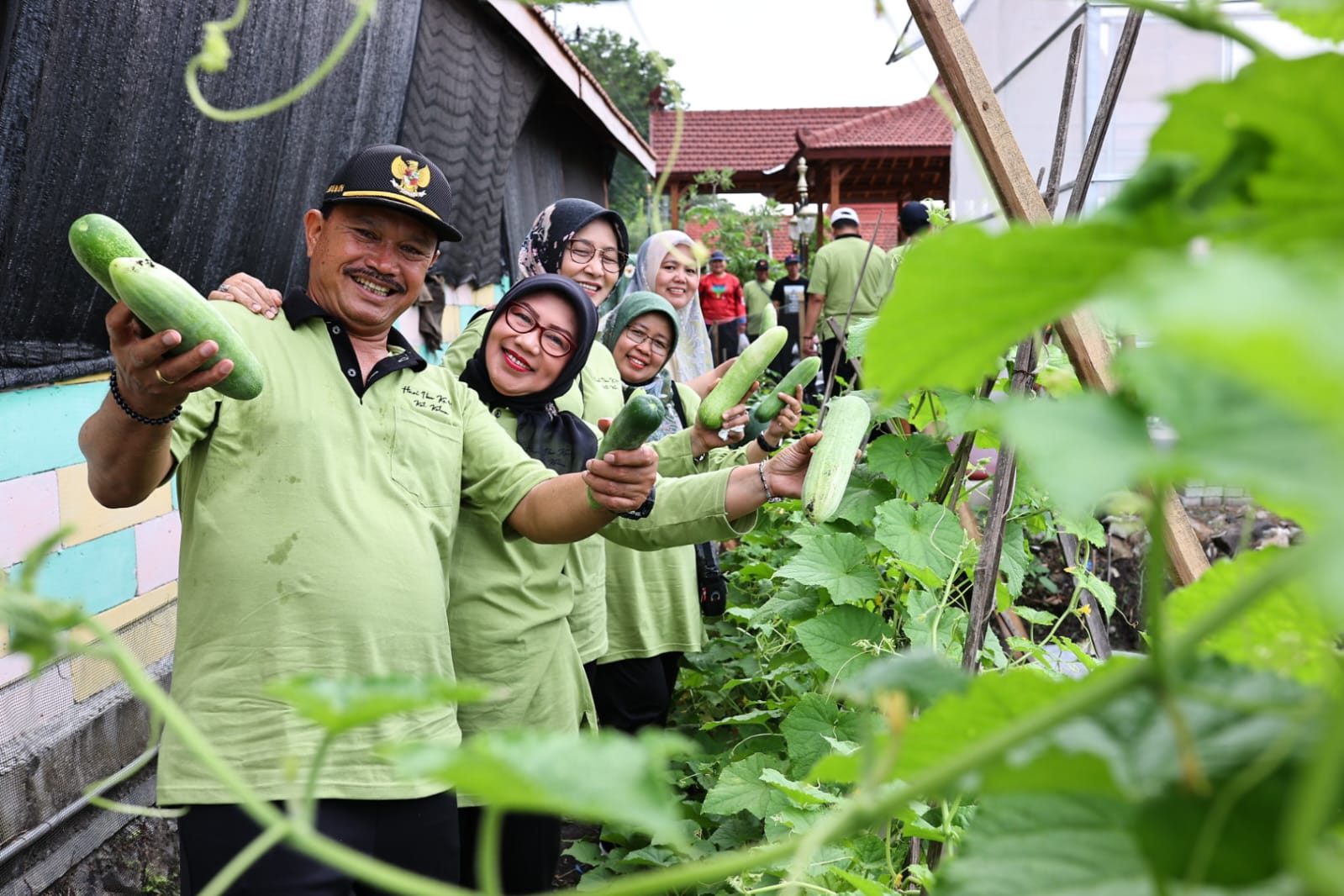 Foto 1 dari 9: Peringati Hari Ibu, Warga Kelurahan Kelun Gelar Jalan Santai Bersama Wali Kota