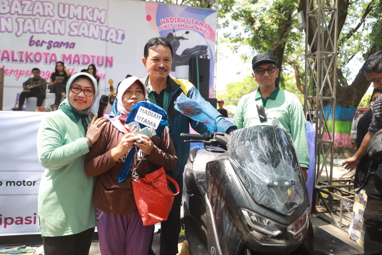 Foto 19 dari 28: Jalan Santai Bersama Warga Taman, Wali Kota : Perayaan Ini Untuk Masyarakat
